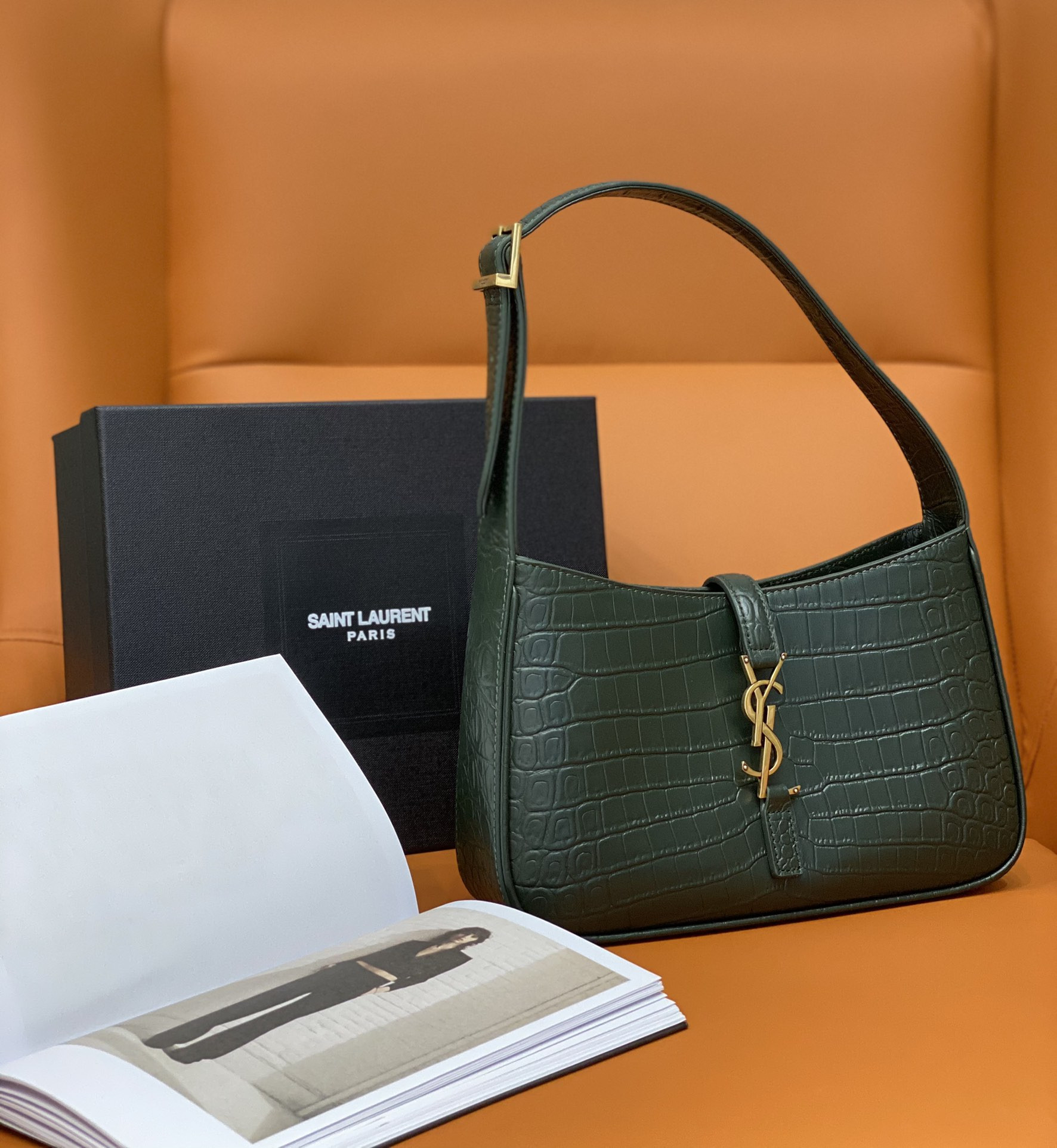 Y*L LE 5 À 7 IN CROCODILE-EMBOSSED SHINY LEATHER 23 X 16 X 6.5 CM