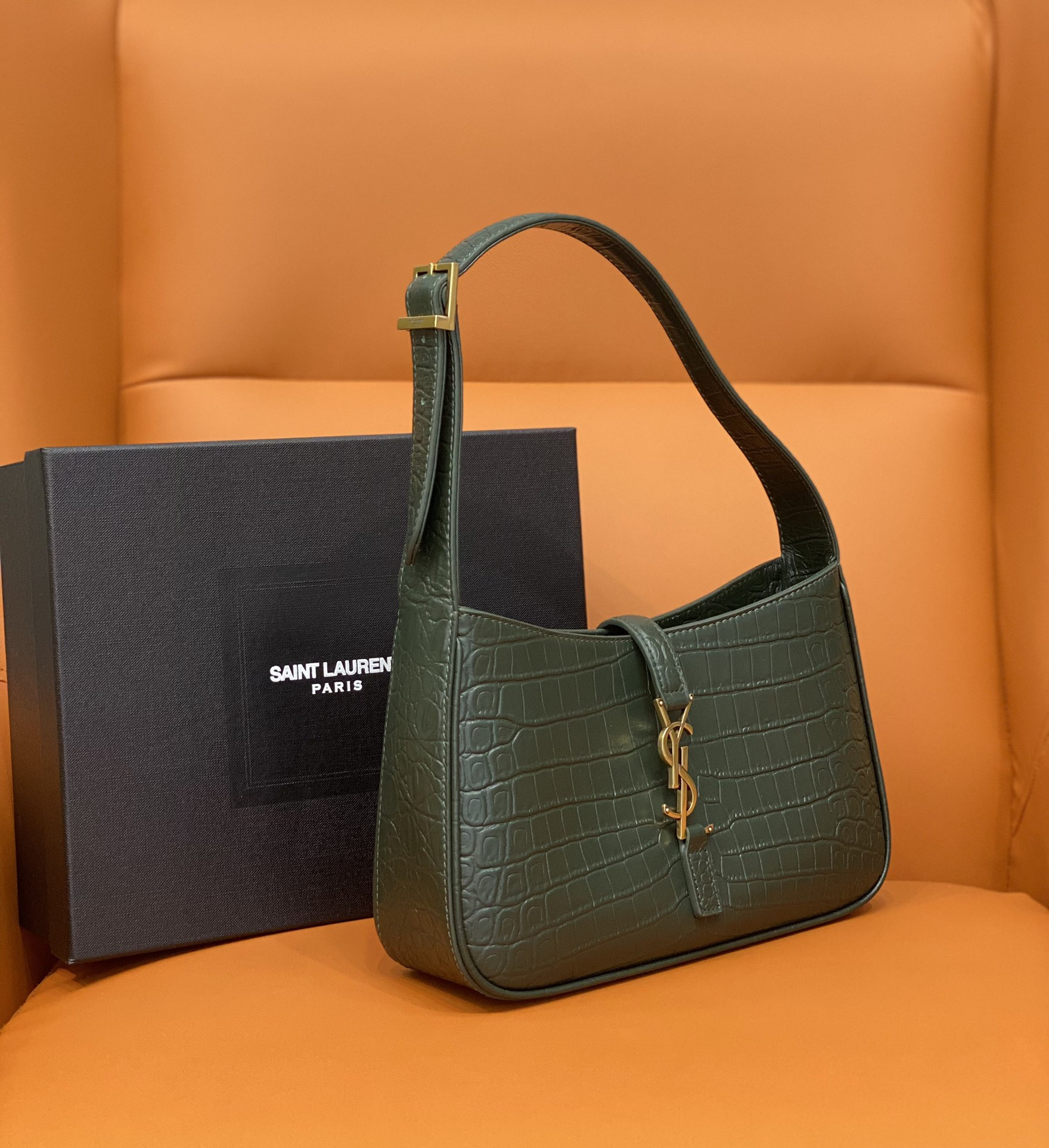 Y*L LE 5 À 7 IN CROCODILE-EMBOSSED SHINY LEATHER 23 X 16 X 6.5 CM