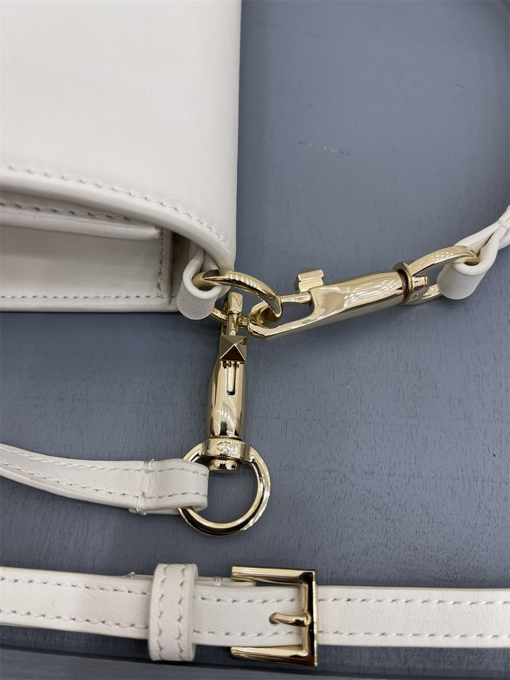 va*t*no GARAVANI LOCÒ CALFSKIN SHOULDER Small BAG With white hardware 22 x 16 x 7 cm
