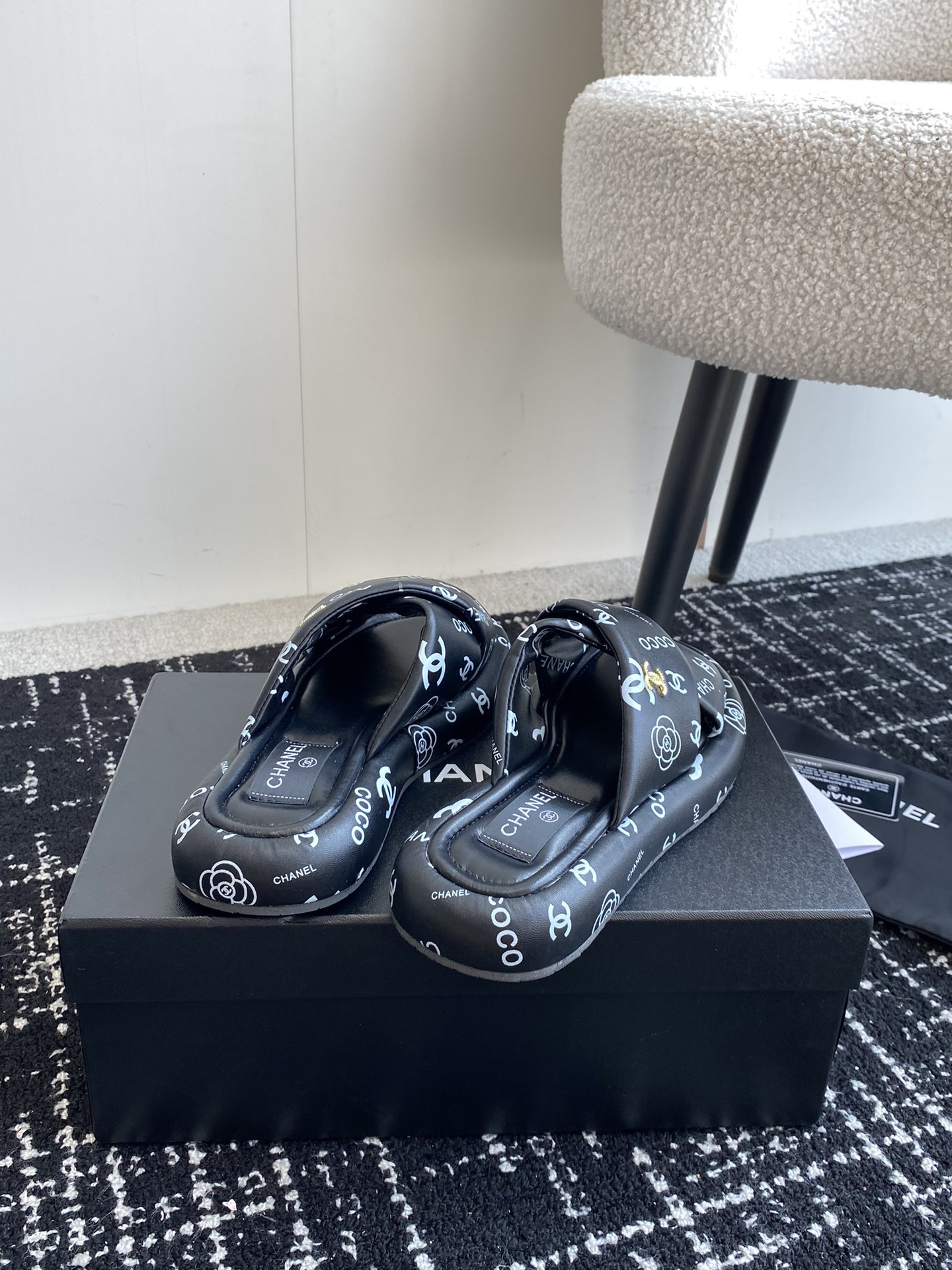 UA Ch*el SLIPPERS
