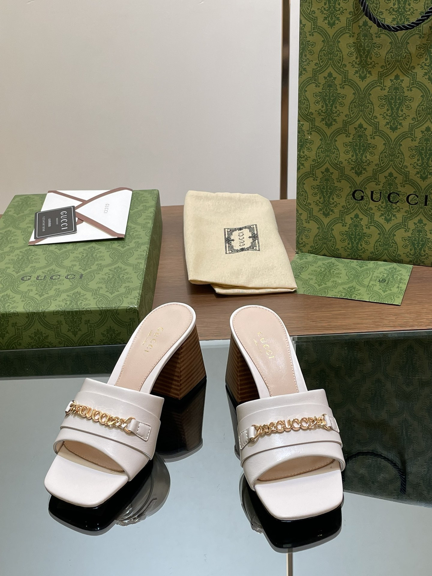 UA G*u*i SIGNORIA SLIDE SANDAL