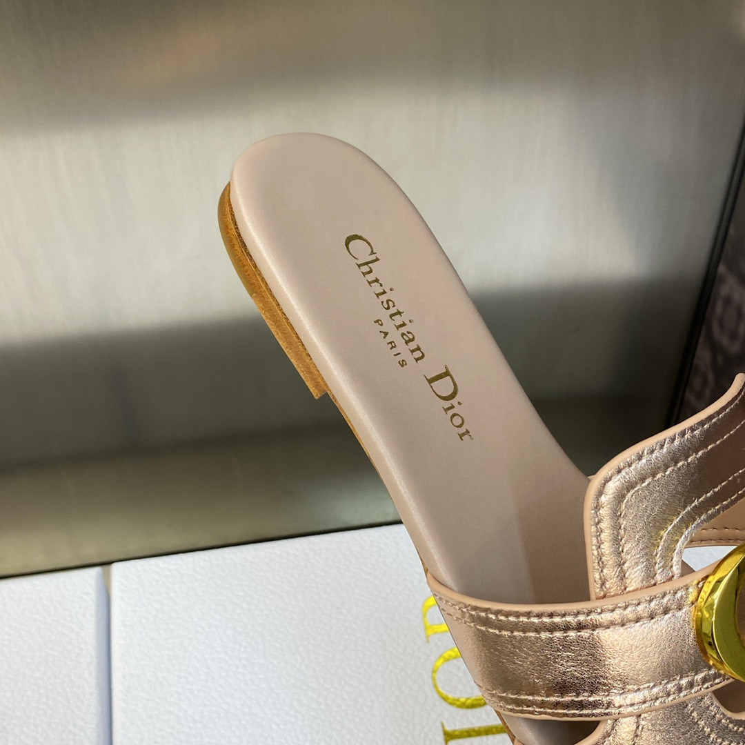 UA D*0r 30 Montaigne Slide