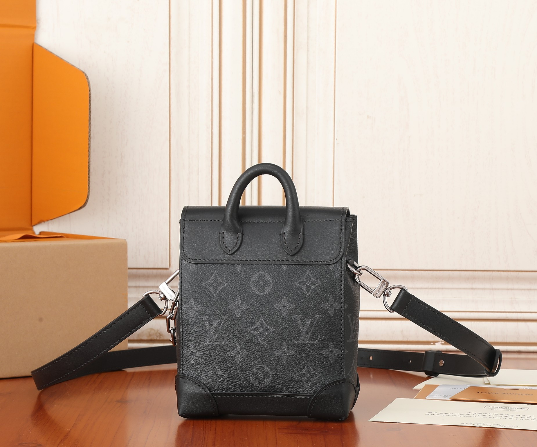 LV Nano Steamer M82774 5.9 x 7.1 x 2.8 in