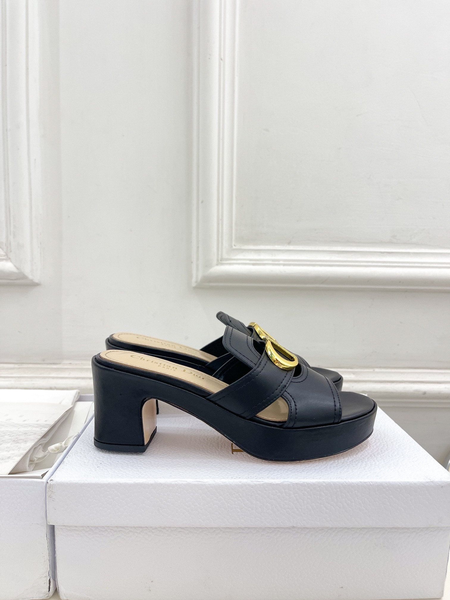 UA D*0r 30 Montaigne Platform Slide