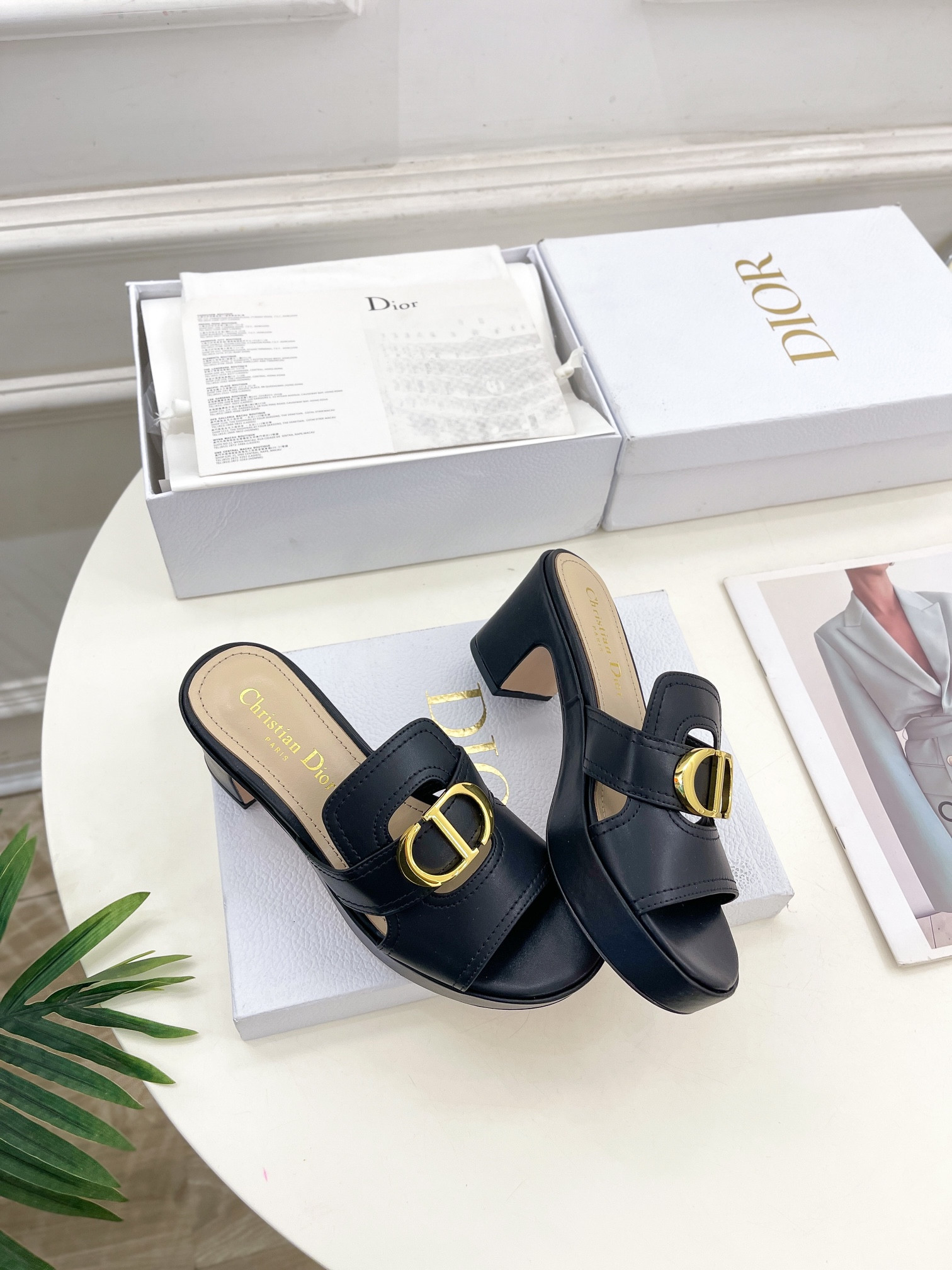 UA D*0r 30 Montaigne Platform Slide