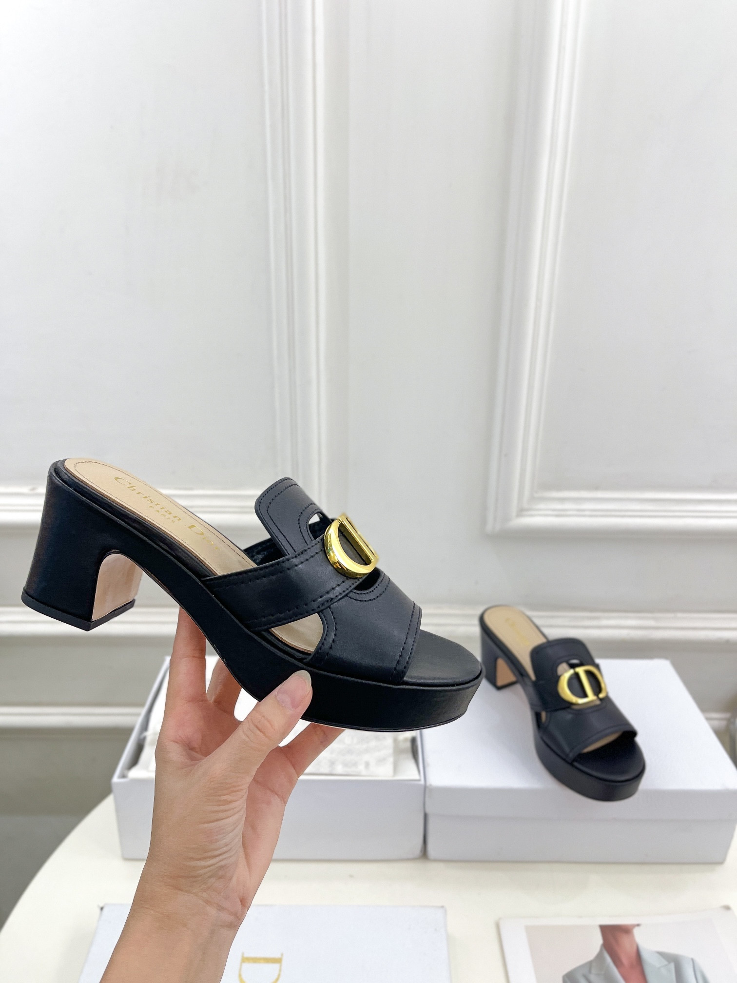 UA D*0r 30 Montaigne Platform Slide