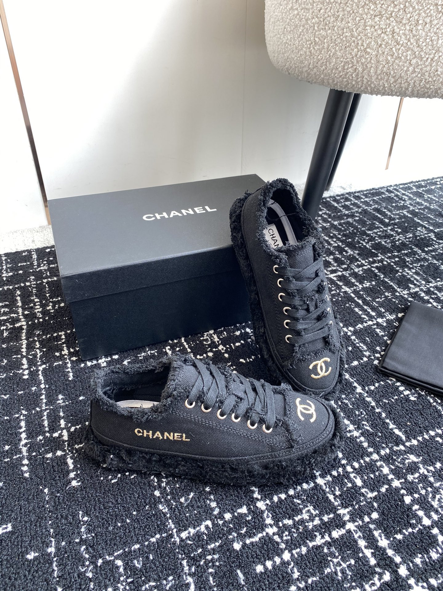 UA Ch*el SNEAKER