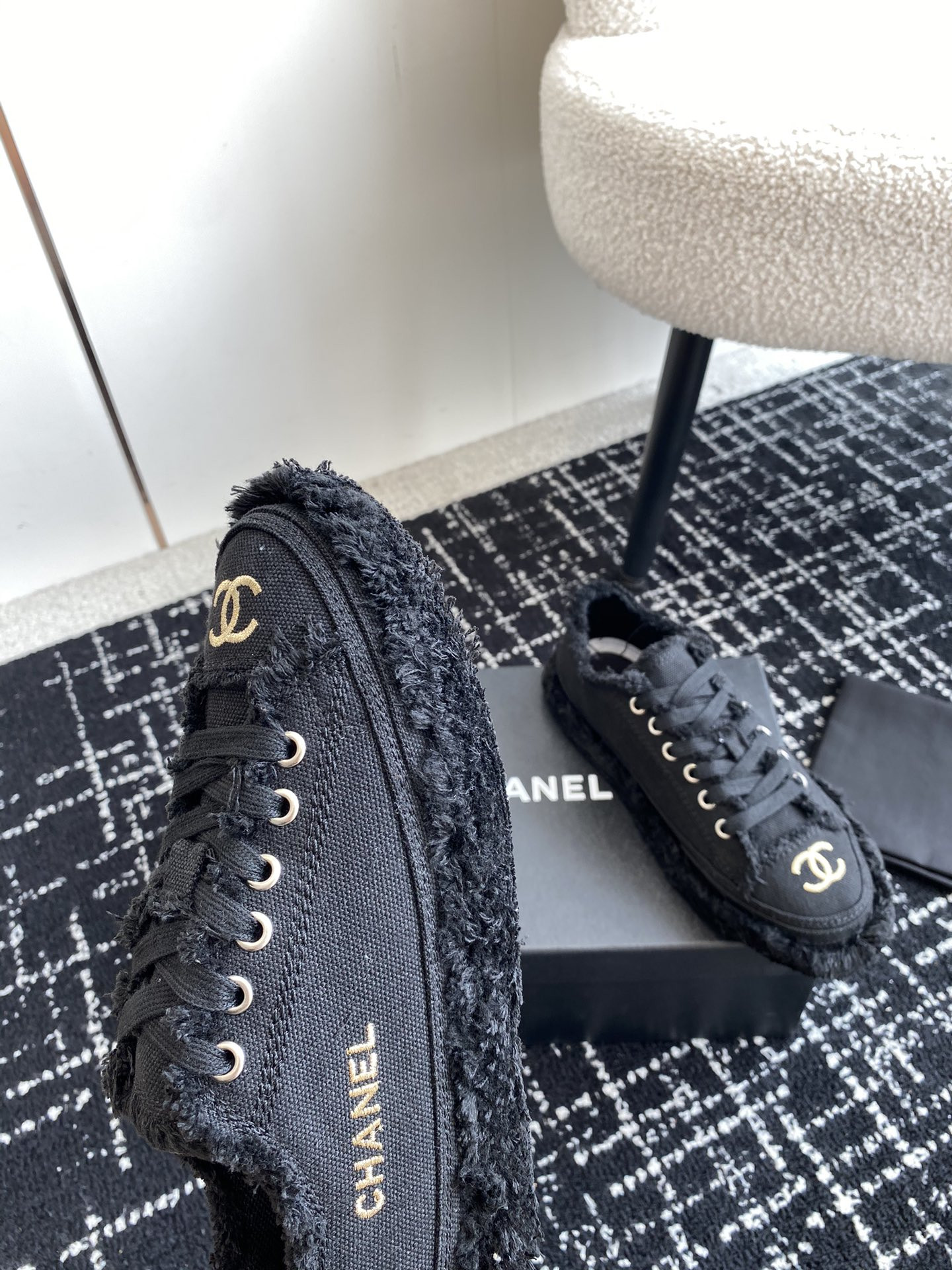 UA Ch*el SNEAKER