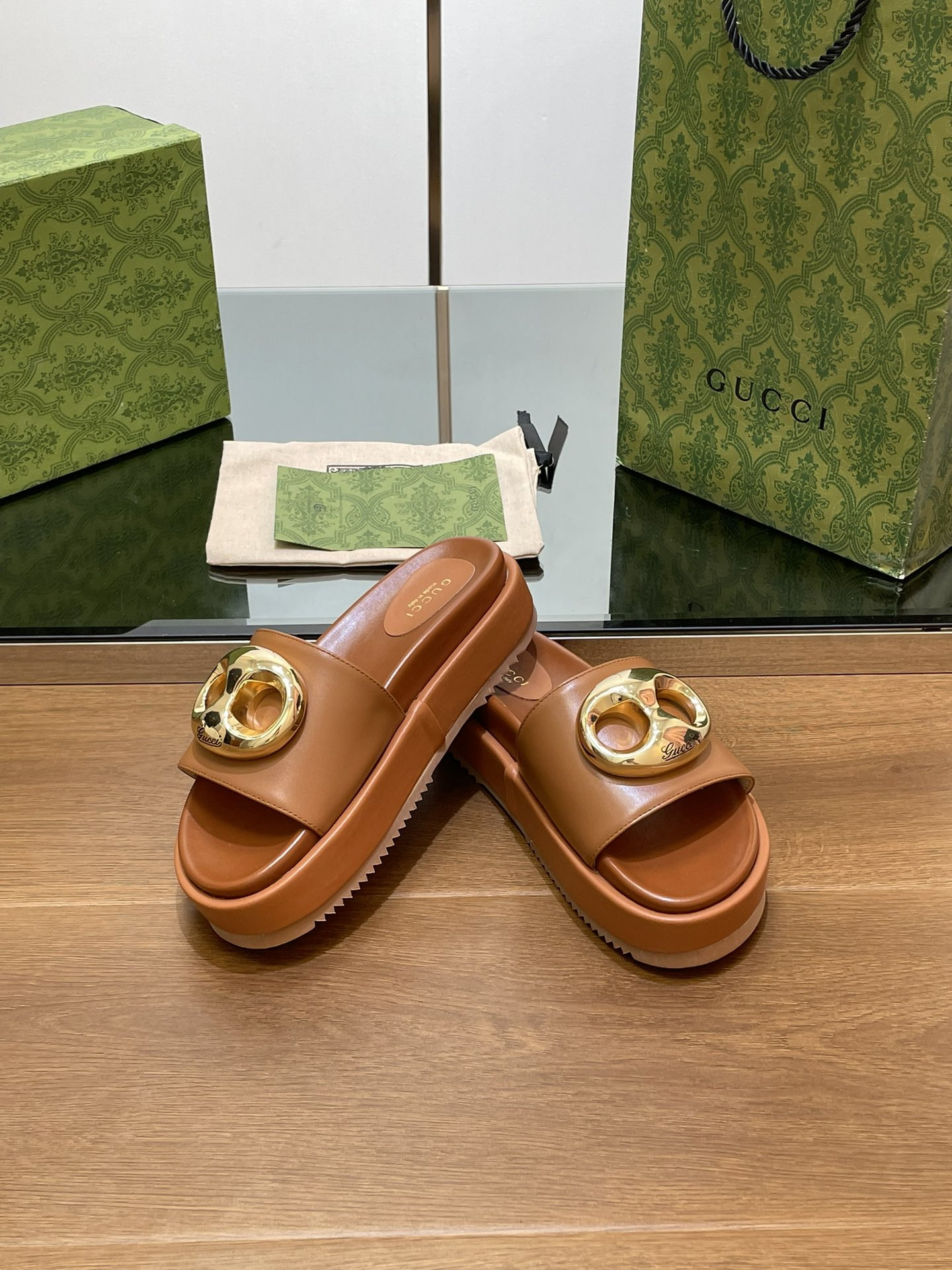 UA G*u*i MARINA CHAIN SLIDE