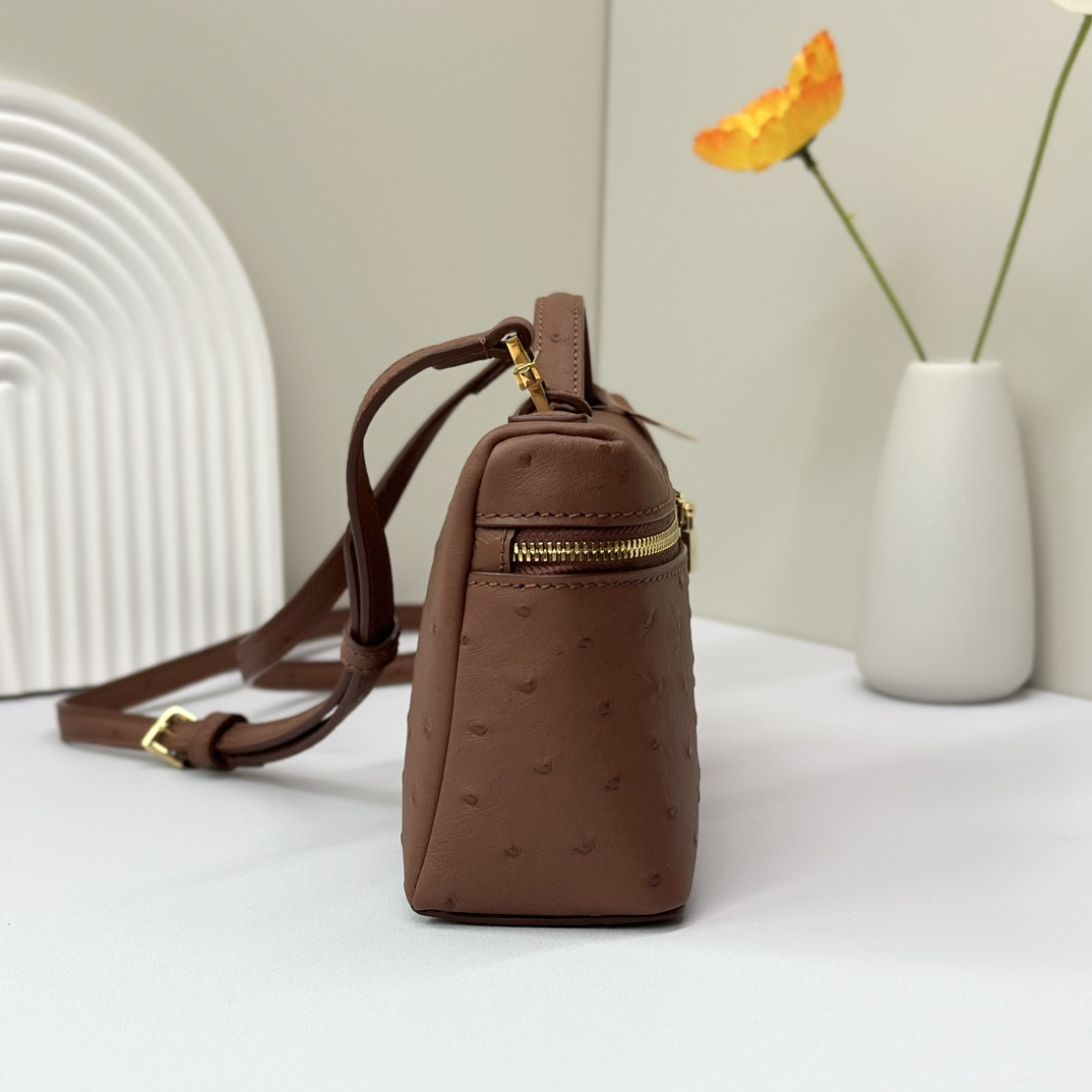 L**o p*ana Extra Pocket L19 Ostrich-grained Leather 11 x 19 x 6.5 cm