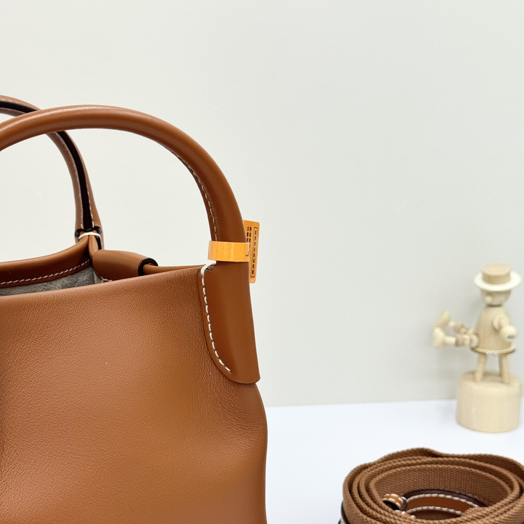 L**o p*ana Micro Bale bag Smooth Calfskin 23 x 16 x 14 cm